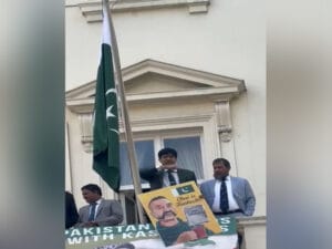 Pakistan Army Official Makes Threatening Gesture at Indian Protesters in London