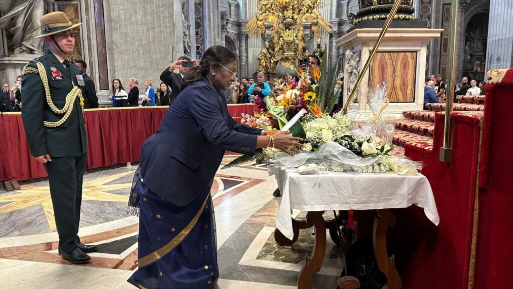 President Murmu Pays Respects to Pope Francis at Vatican Before Funeral