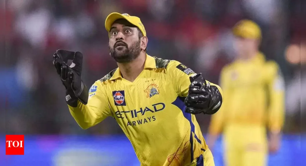 Dhoni के Captaincy पर  Gilchrist ने  'Brain Still Ticking?'  पूछा!