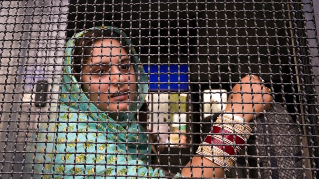 CRPF Jawān Ki Pakistani Biwi Ko Deportation Se  Bachaya!  Jammu  Mein  Vaapas Aa Gayi!