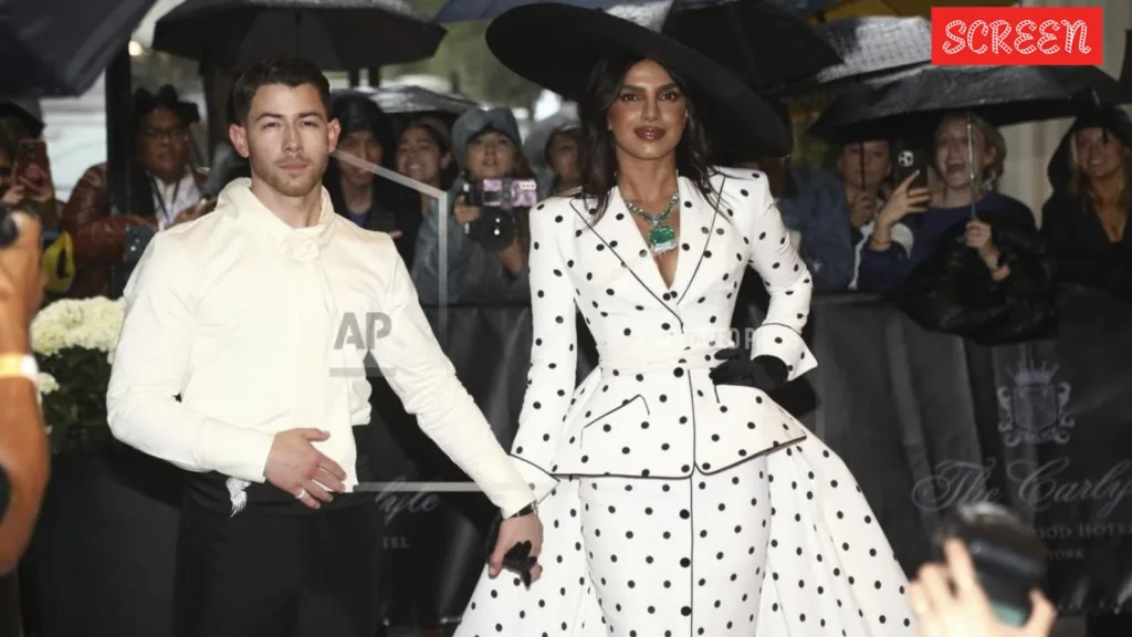 Priyanka  Met Gala में  Nick के साथ, Polka dot Suit Dress में  दिखीं राजसी