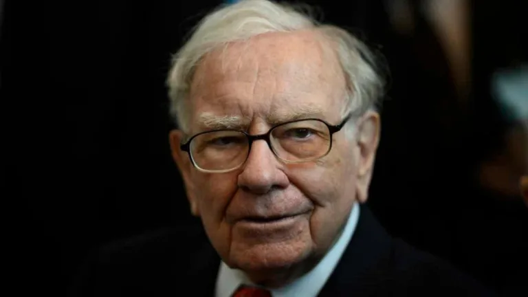 Warren Buffett's Advice to Young Investors: 'Hang Out With...'