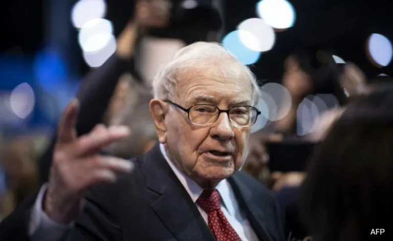 Warren Buffett Warns Against 'Betting' on Currency Collapse